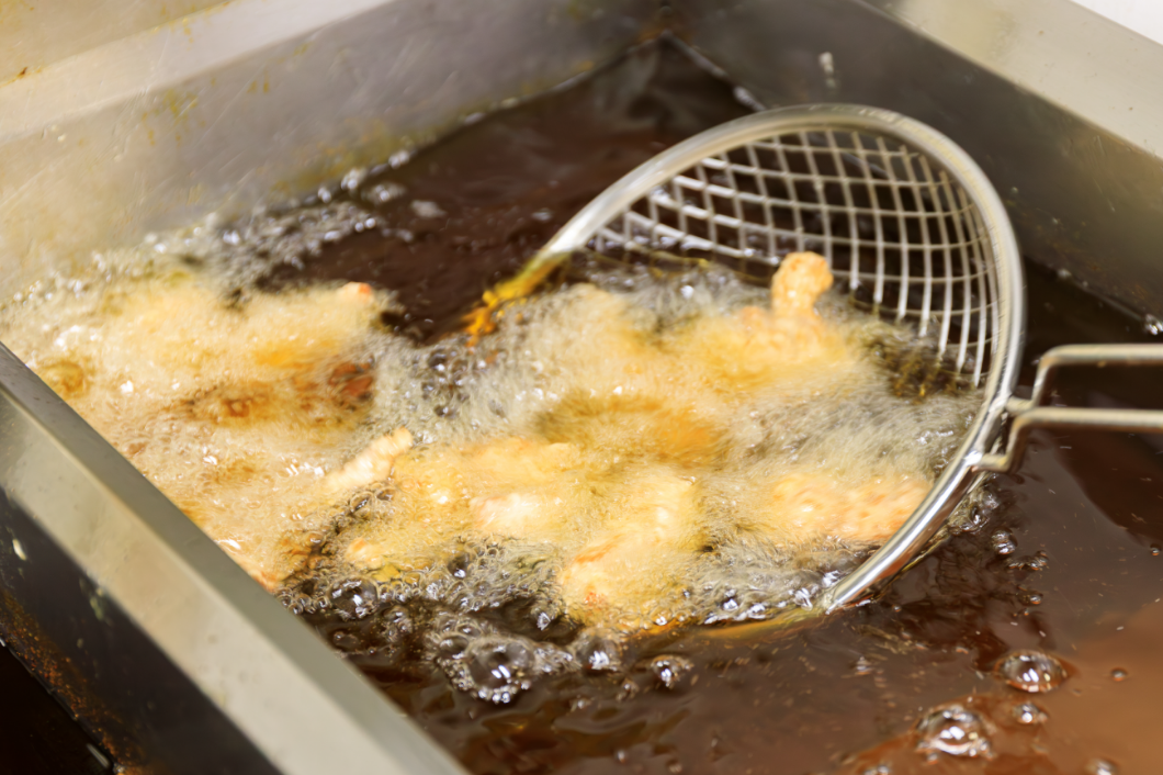 唐揚げを揚げている様子