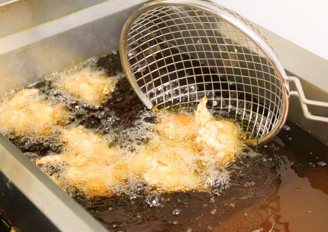 唐揚げの下揚げをしている様子