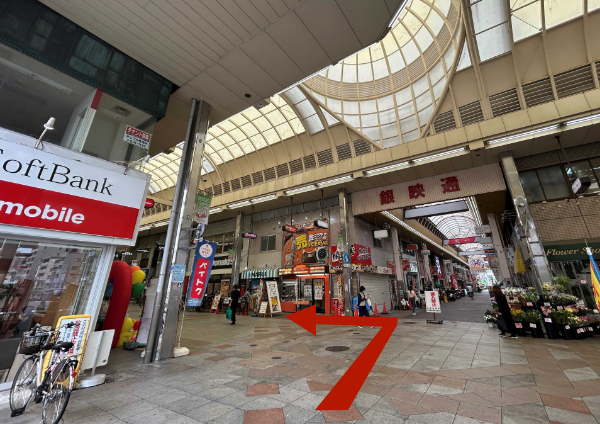 板宿商店街入口にある携帯ショップを左折