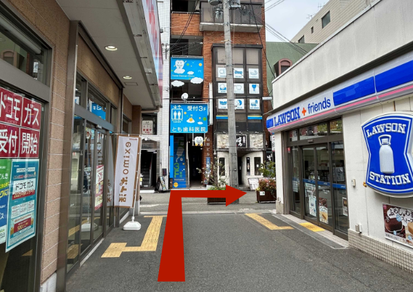 コンビニエンスストアを右折