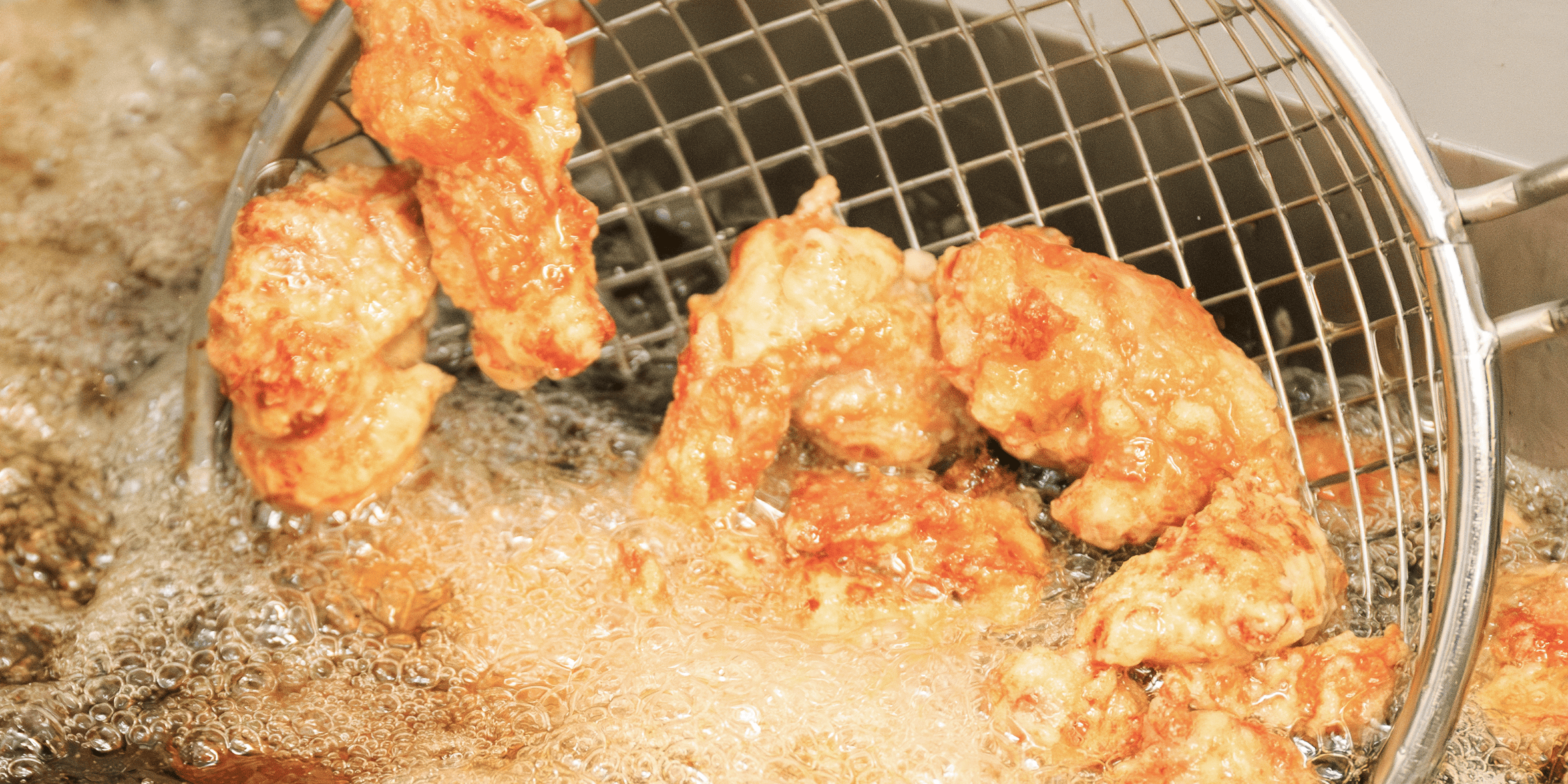 唐揚げを揚げている様子