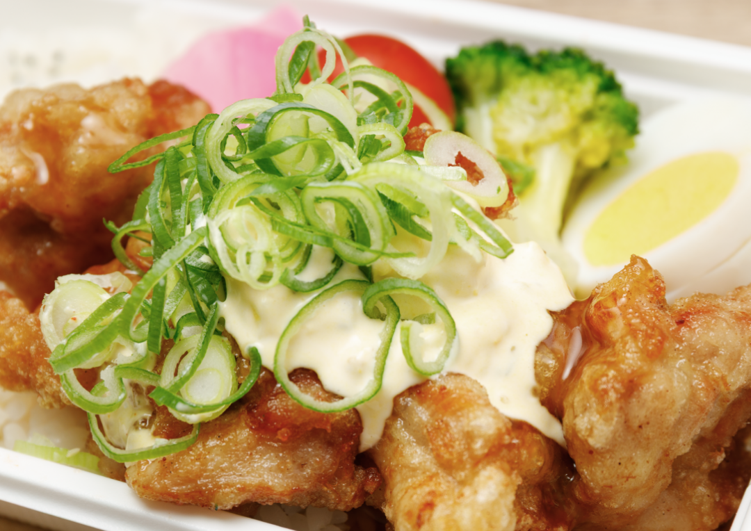 タルタルソースのかかった唐揚げ弁当