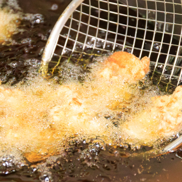 唐揚げを揚げている様子