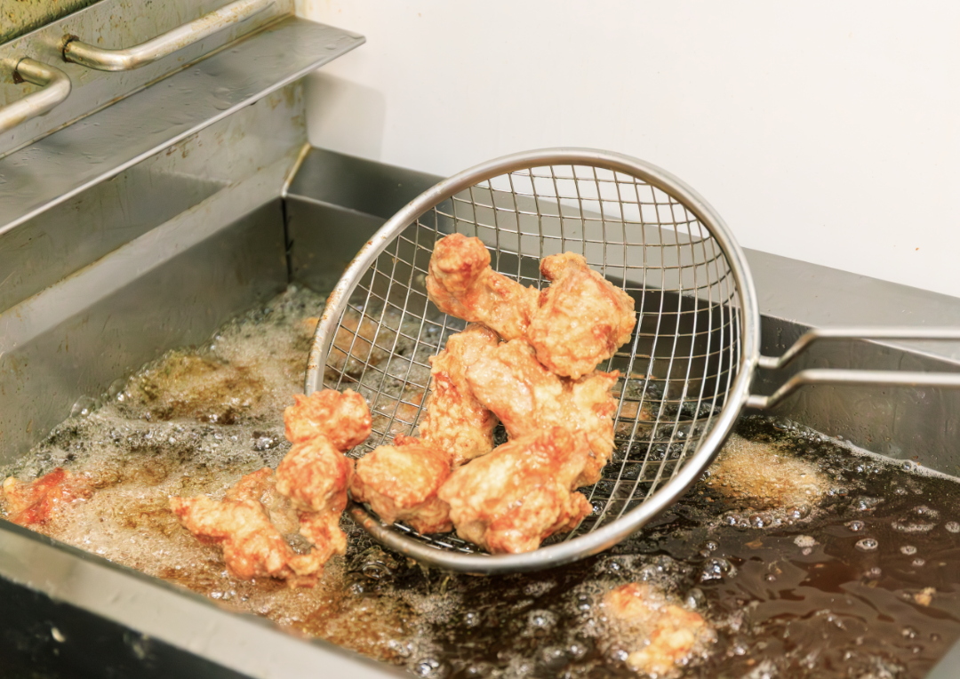 唐揚げの仕上げ揚げをしている様子